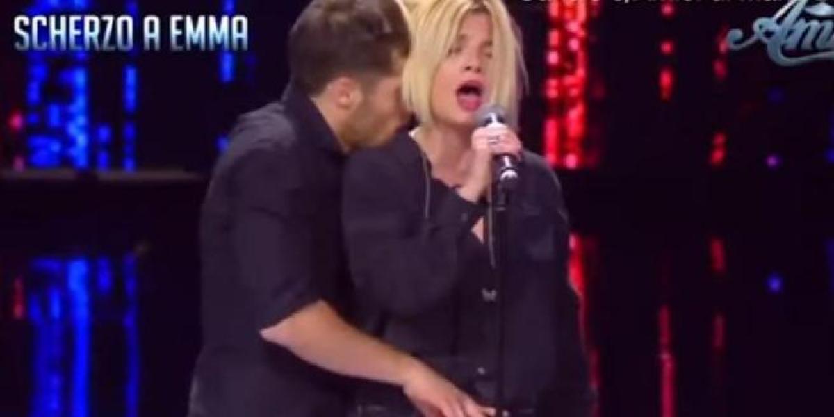 Emma Marrone sufre un abuso sexual mientras ensaya en la televisión italiana