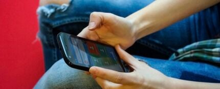 Un usuario con su tel&eacute;fono m&oacute;vil Android