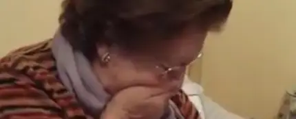 La reacción de una mujer al recibir una muñeca La reacción de una mujer al recibir una muñeca