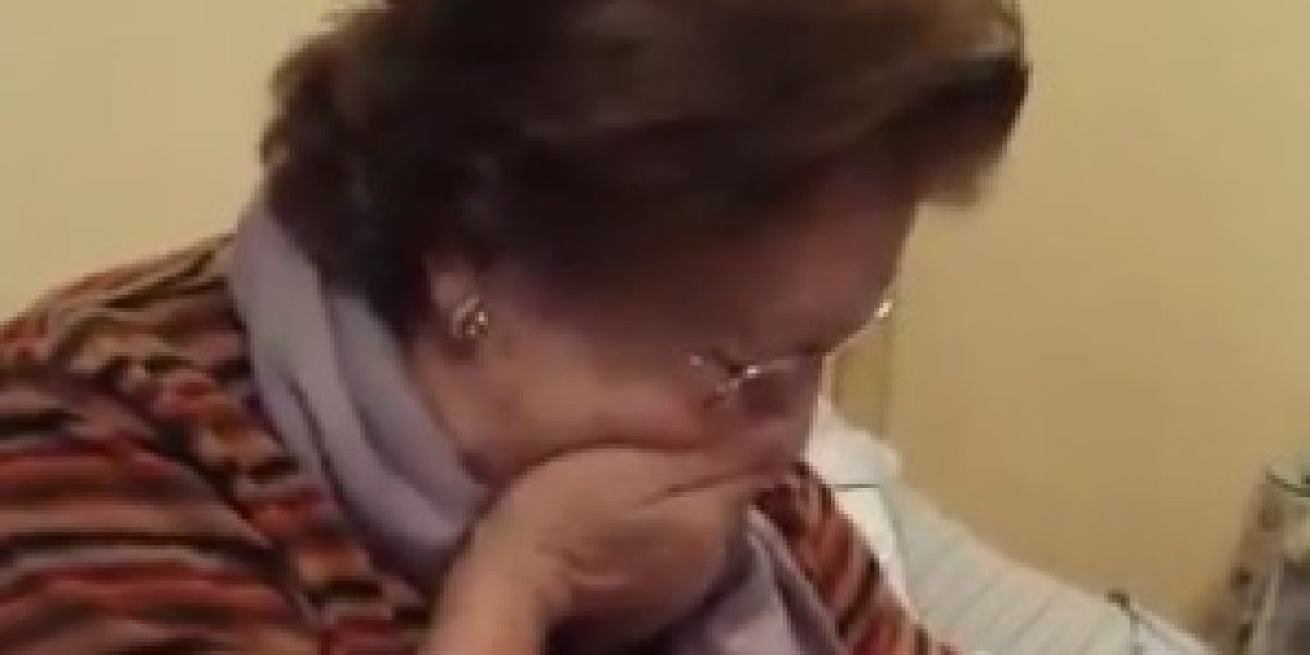 La reacción de una mujer al recibir una muñeca