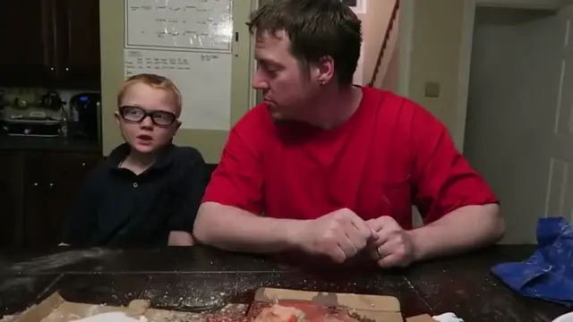 Frame 12.983518 de: Retiran la custodia a unos padres por colgar en Youtube bromas ofensivas a sus hijos