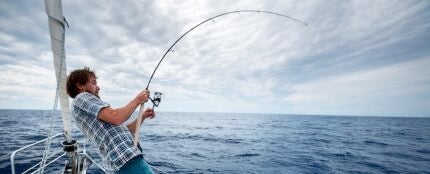 Hombre pescando desde un barco