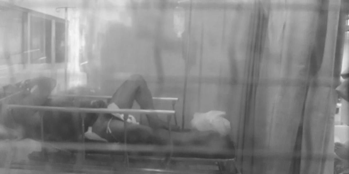 Hombre hospitalizado después de que su mujer le corte el pene