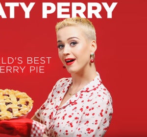 Katy Perry prueba su propio pastel de cerezas Katy Perry prueba su propio pastel de cerezas