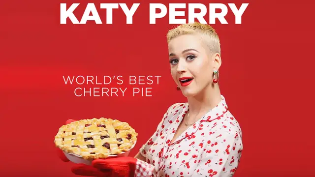 Katy Perry prueba su propio pastel de cerezas