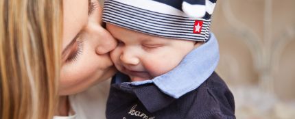 Una madre besando a su hijo