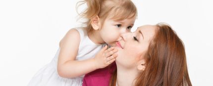 Una madre junto a su hija 