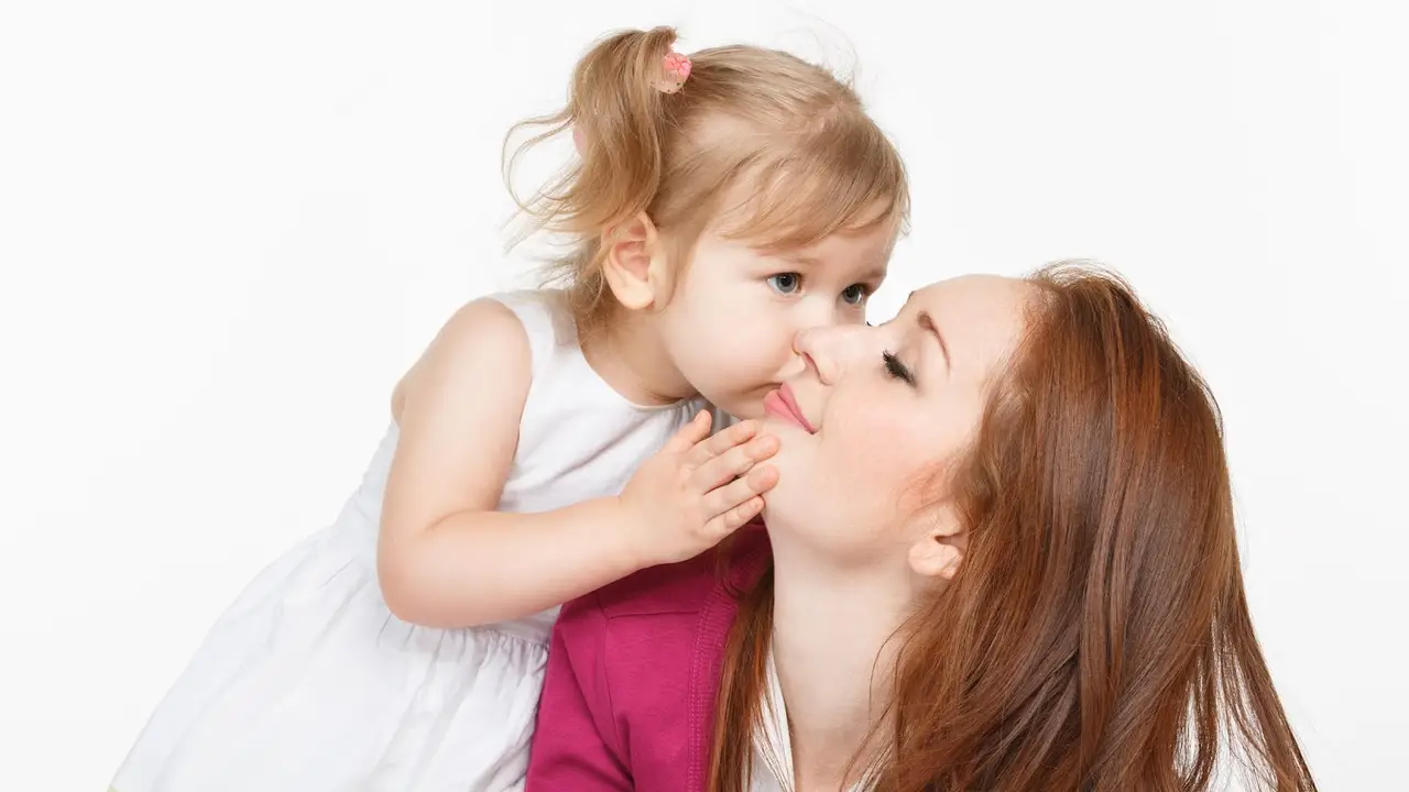 Una madre junto a su hija Una madre junto a su hija