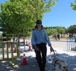 Michelle Jenner, embajadora de una jornada de sensibilización con perros guía