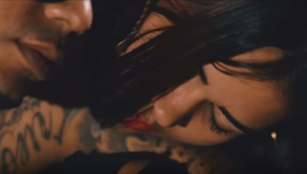 Frame del videoclip 'Creampie'