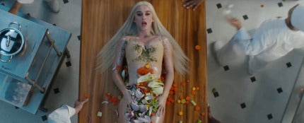 Katy Perry en el videoclip de Bon App&eacute;tit