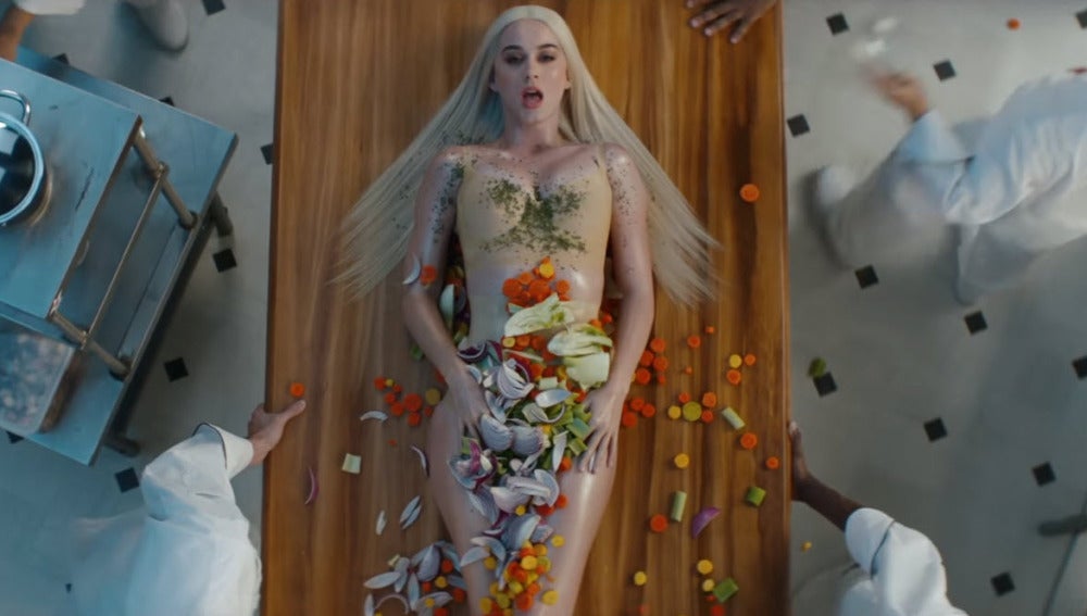Katy Perry en el videoclip de Bon Appétit
