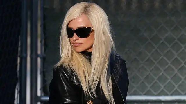 Penélope Cruz interpretando a Donatella Versace