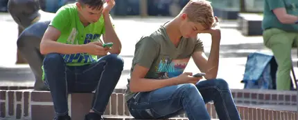 Imagen de archivo de dos adolescentes con su teléfono móvil Imagen de archivo de dos adolescentes con su teléfono móvil