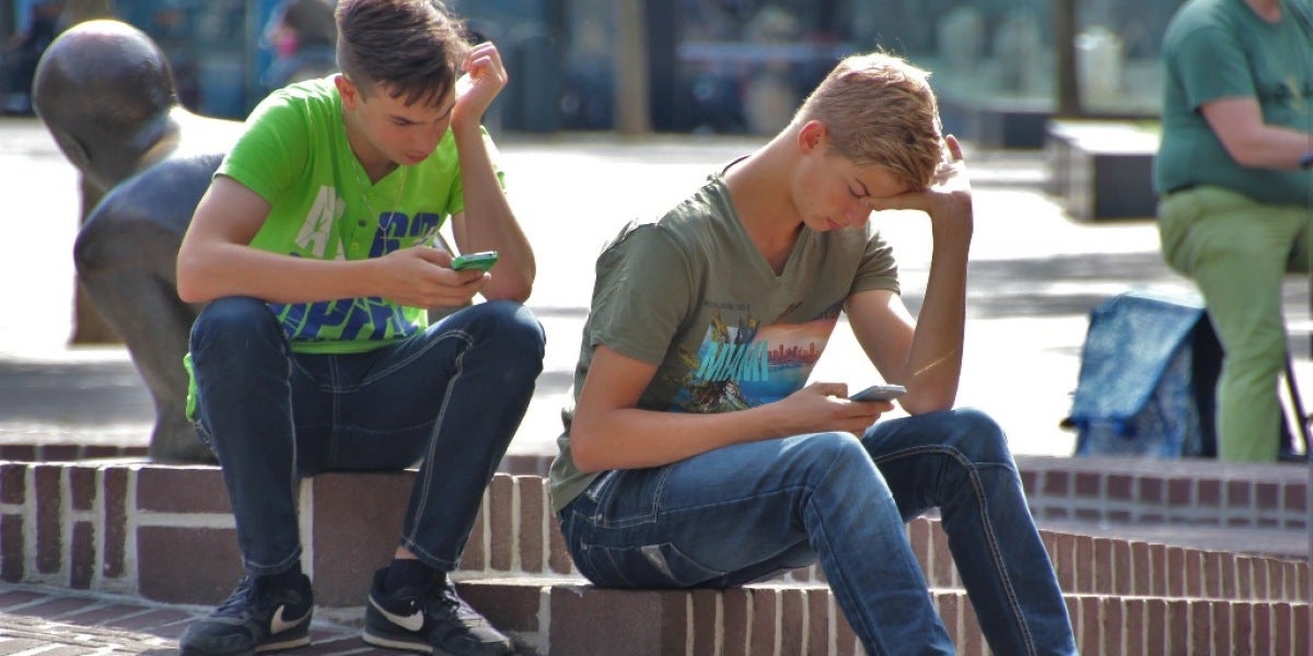 Imagen de archivo de dos adolescentes con su teléfono móvil