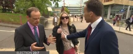 Un reportero de la BBC toca los pechos a una espontánea