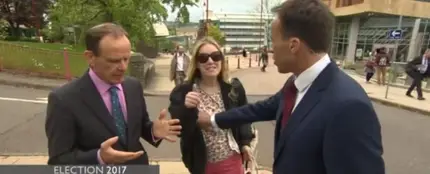 Un reportero de la BBC toca los pechos a una espontánea Un reportero de la BBC toca los pechos a una espontánea