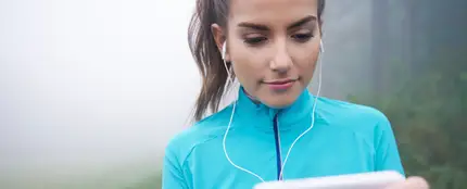 Una runner consulta su aplicación móvil Una runner consulta su aplicación móvil