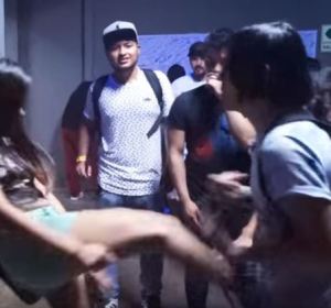 Frame del vídeo en el que la chica le propina una patada en los testículos a un youtuber Frame del vídeo en el que la chica le propina una patada en los testículos a un youtuber