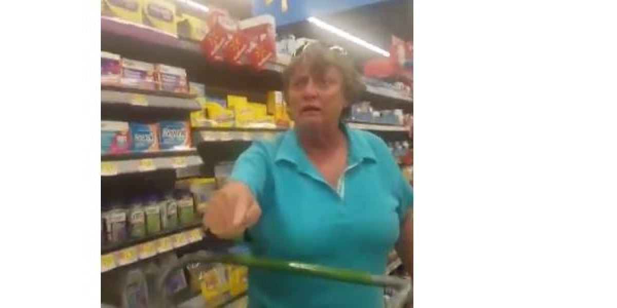 Encontronazo entre una mujer racista y una latina