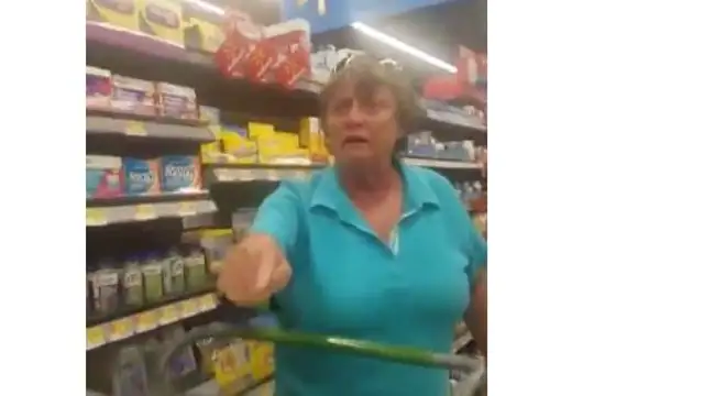 Encontronazo entre una mujer racista y una latina