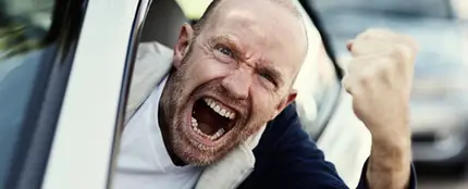 Hombre enfadado al volante Hombre enfadado al volante
