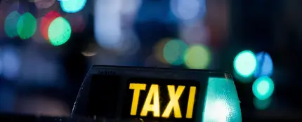 Un taxi circula por la noche de Madrid Un taxi circula por la noche de Madrid