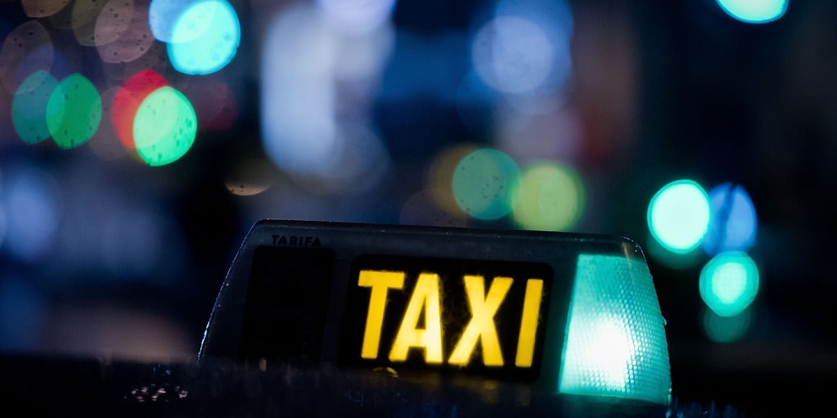 Un taxi circula por la noche de Madrid