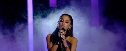 Ariana Grande durante su actuación en la gala de los Grammy 2015