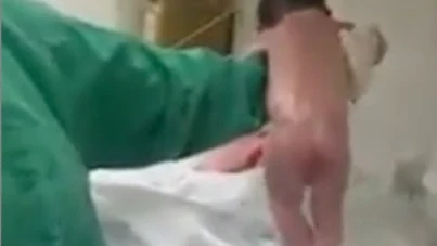El bebé dando sus primeros pasos El bebé dando sus primeros pasos