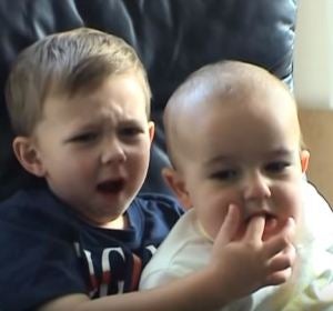 Los hermanos del viral 'Charlie bit my finger' Los hermanos del viral 'Charlie bit my finger'