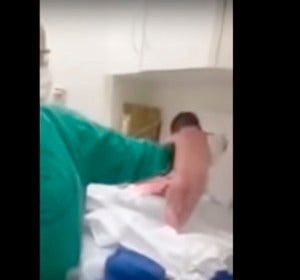 La imagen de un bebé recién nacido dando sus primeros pasos La imagen de un bebé recién nacido dando sus primeros pasos