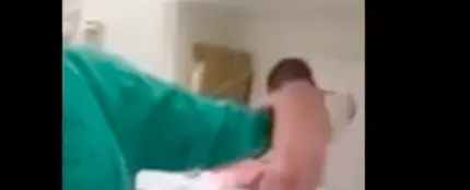 La imagen de un bebé recién nacido dando sus primeros pasos La imagen de un bebé recién nacido dando sus primeros pasos