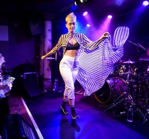 Katy Perry durante su concierto secreto en The Water Rats Katy Perry durante su concierto secreto en The Water Rats