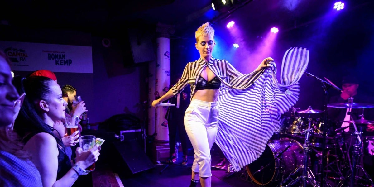 Katy Perry durante su concierto secreto en The Water Rats
