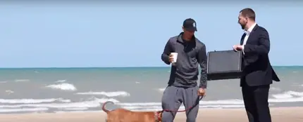 El youtuber ofreciendo dinero a uno de los dueños El youtuber ofreciendo dinero a uno de los dueños