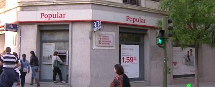 Una persona en un cajero de Banco Popular