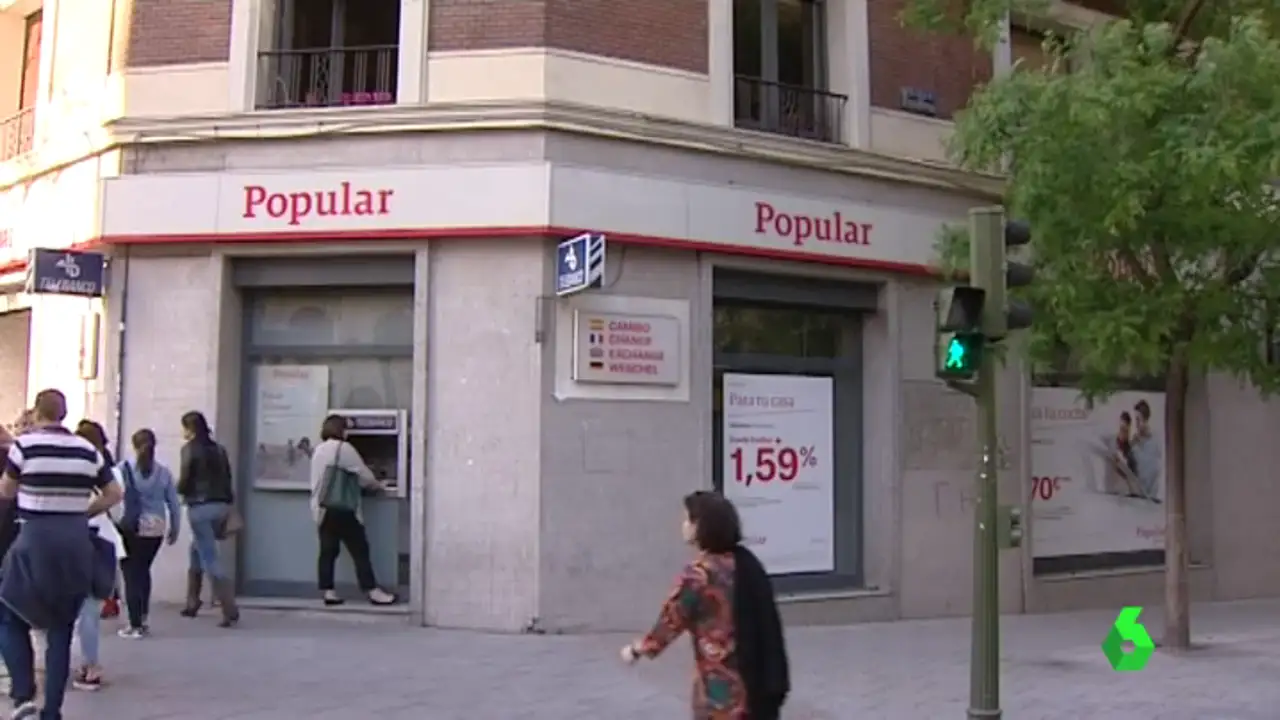Una persona en un cajero de Banco Popular Una persona en un cajero de Banco Popular