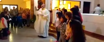 El cura que canta 'Despacito' El cura que canta 'Despacito'