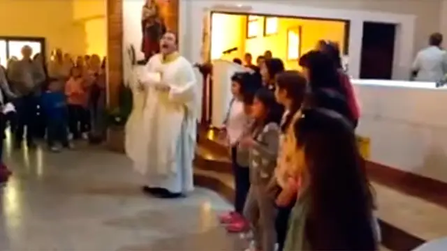 El cura que canta 'Despacito'