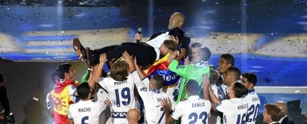 Los jugadores del Real Madrid mantean a Zinedine Zidane
