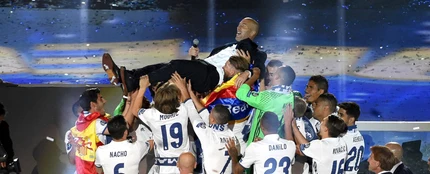 Los jugadores del Real Madrid mantean a Zinedine Zidane Los jugadores del Real Madrid mantean a Zinedine Zidane