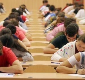 Alumnos en un examen Alumnos en un examen