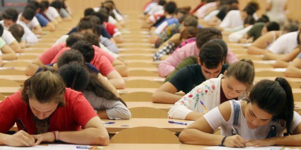 Alumnos en un exámen de Selectividad
