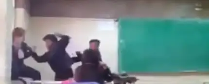 Una alumna agrede a su profesora al prohibirle fumar en clase Una alumna agrede a su profesora al prohibirle fumar en clase