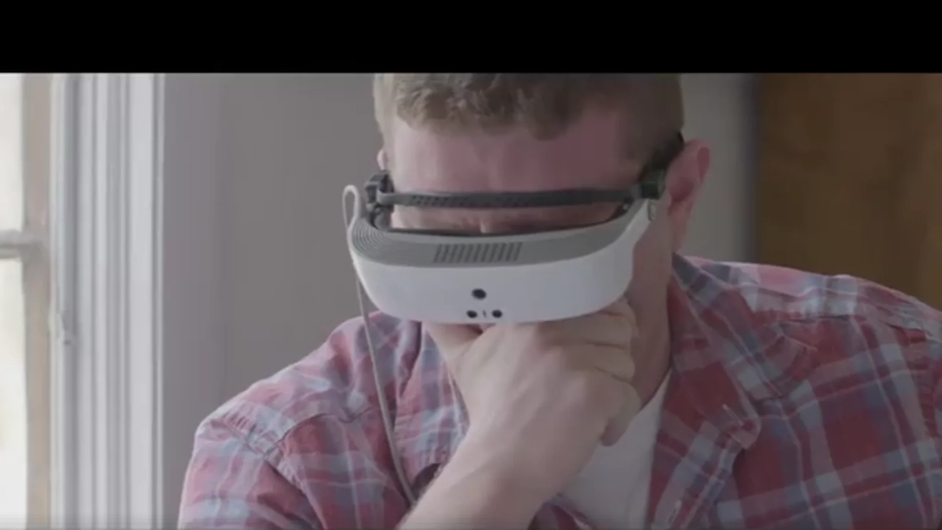 Hombre ciego con gafas inteligentes Hombre ciego con gafas inteligentes