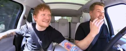 Ed Sheeran le soba la entrepierna a James Corden