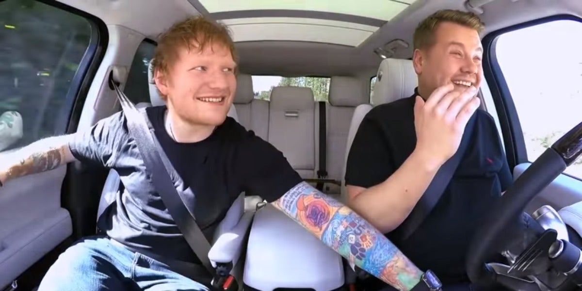 Ed Sheeran le soba la entrepierna a James Corden