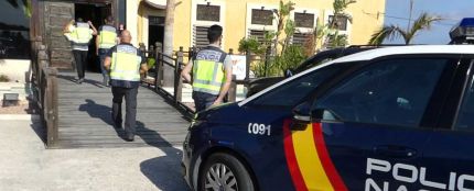 Agentes de la Policía Nacional de Elche accediendo al establecimiento en el que la víctima fue estafada.