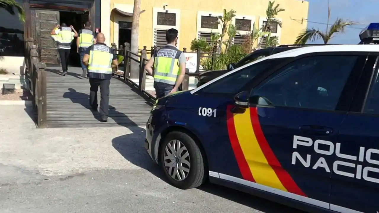 Agentes de la Policía Nacional de Elche accediendo al establecimiento en el que la víctima fue estafada. Agentes de la Policía Nacional de Elche accediendo al establecimiento en el que la víctima fue estafada.